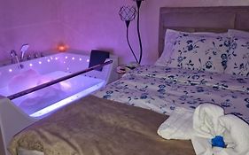 All In Jacuzzi Apartment